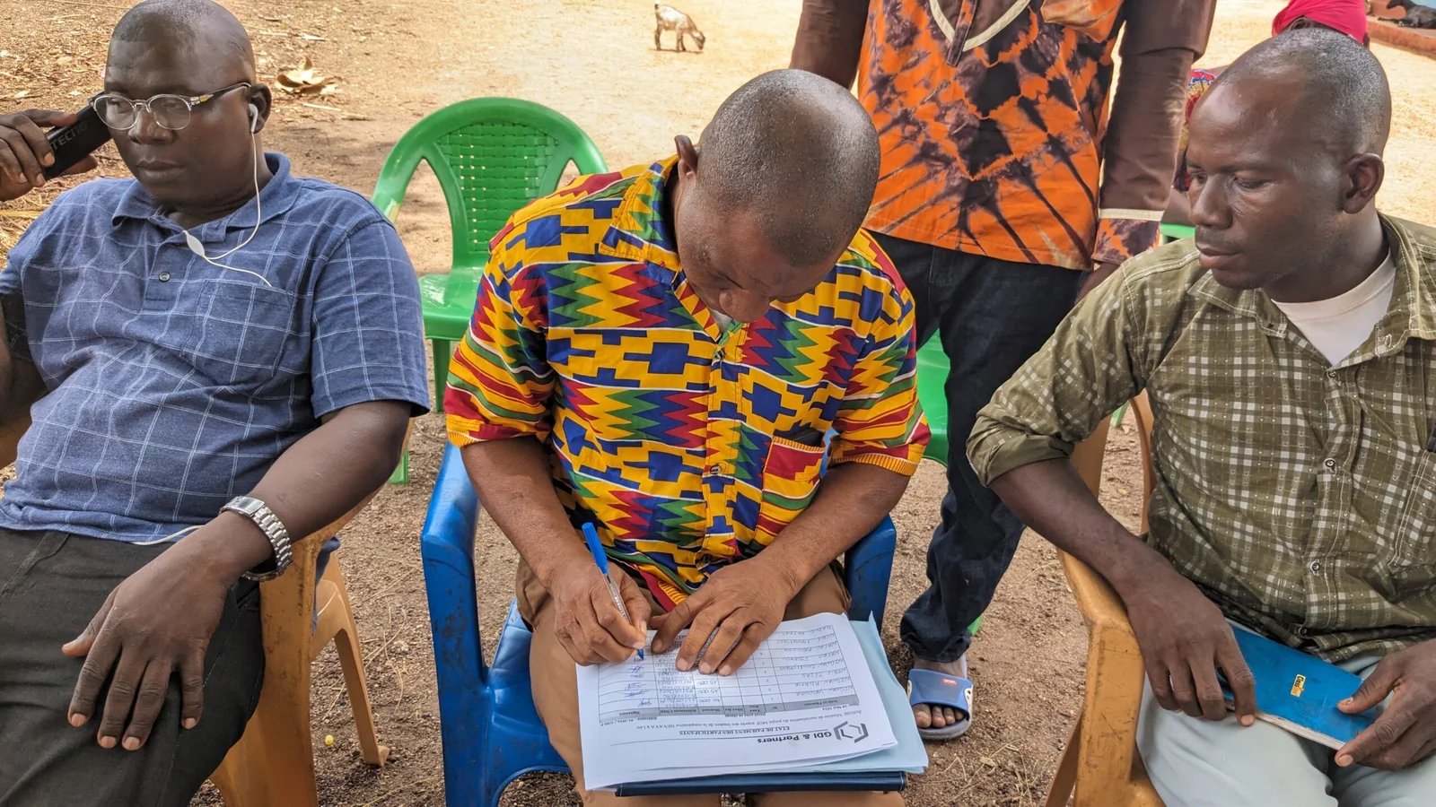 Agriculteur africain avec ses récoltes